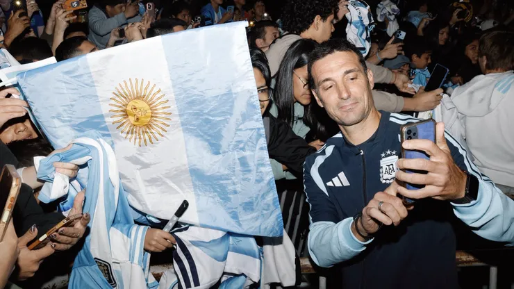 Lionel Scaloni junto a los hinchas argentinos en Córdoba.