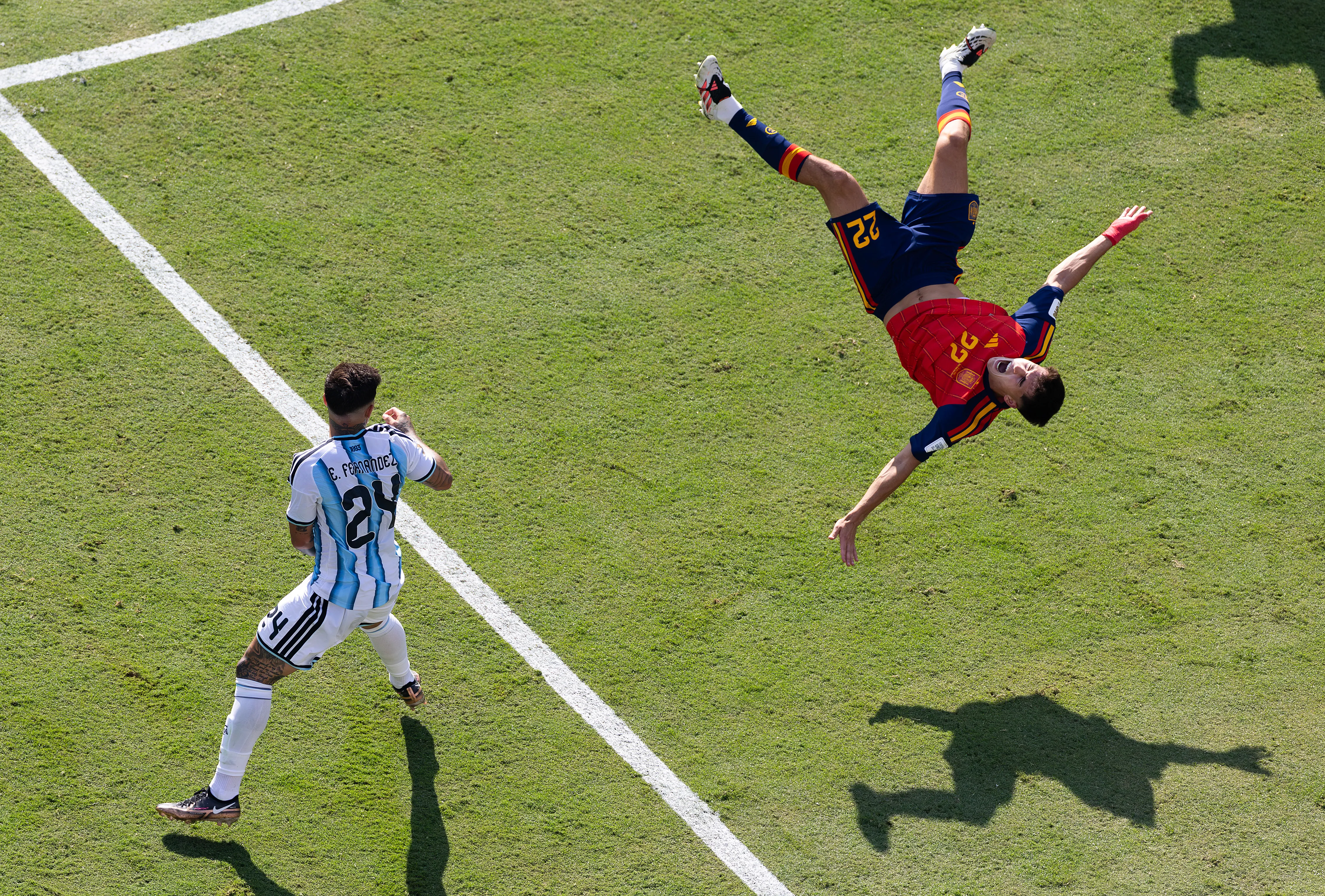 La expulsión de Enzo Fernández ante Cubarsí. (Foto: Getty)