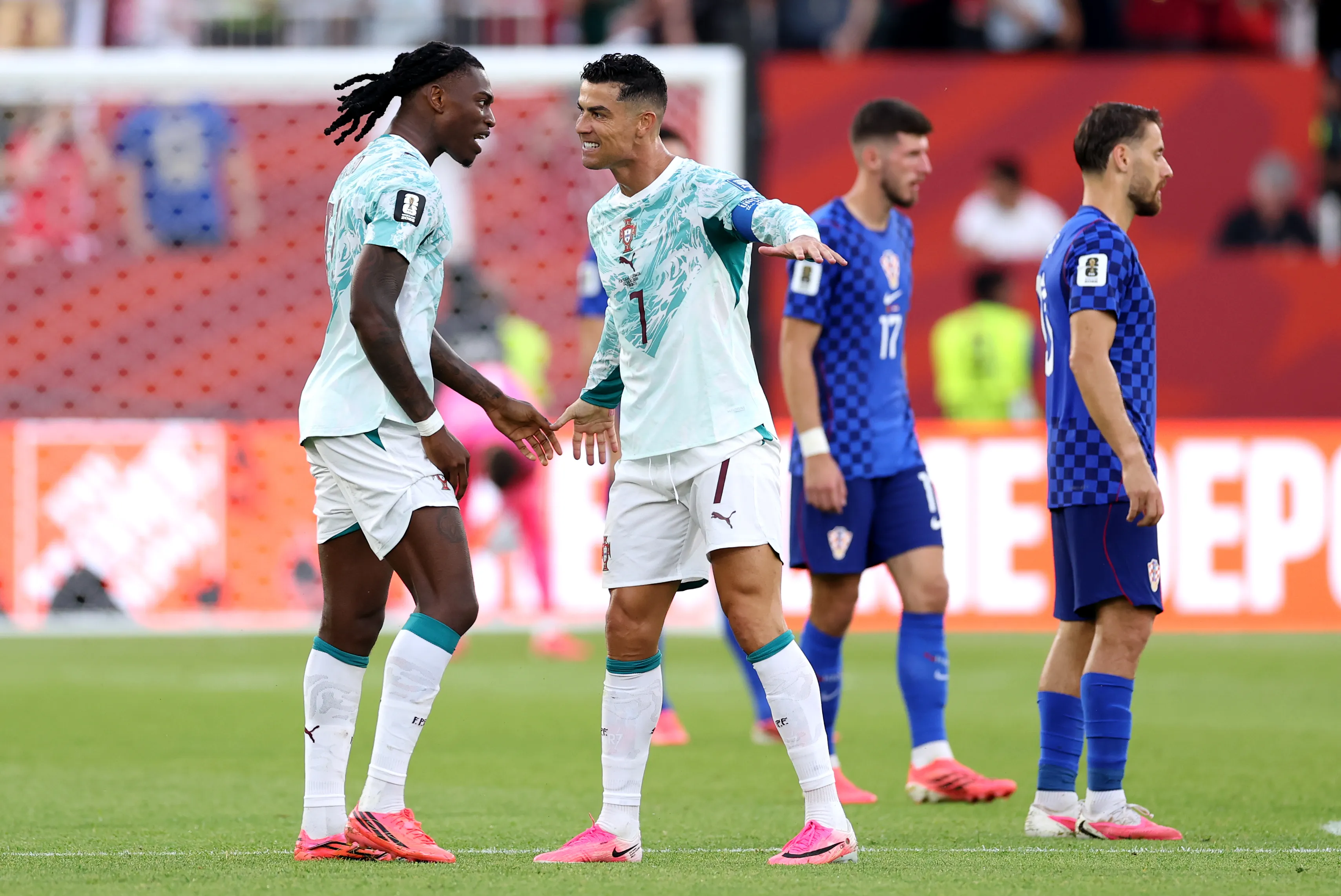 Cristiano Ronaldo saluda a Rafael Leao en el partido ante Croacia en el Mundial 2026 (Getty Images)