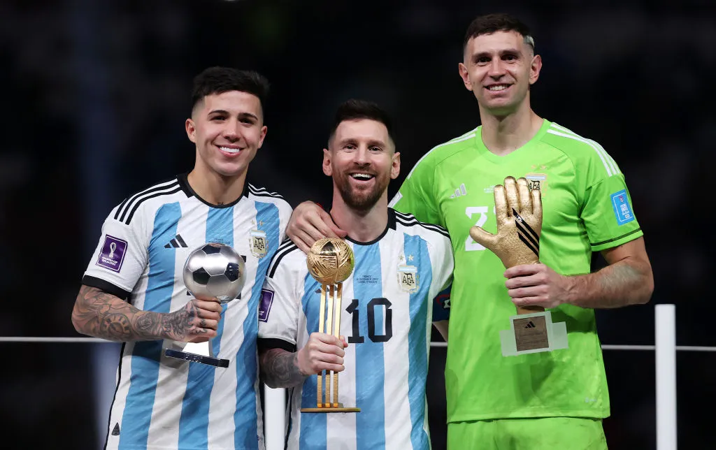 Enzo Fernández, Lionel Messi y Emiliano Martínez en la Selección Argentina. (Getty Images)