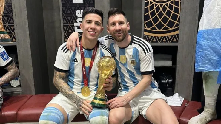 Enzo Fernández y Lionel Messi, con la Copa del Mundo.