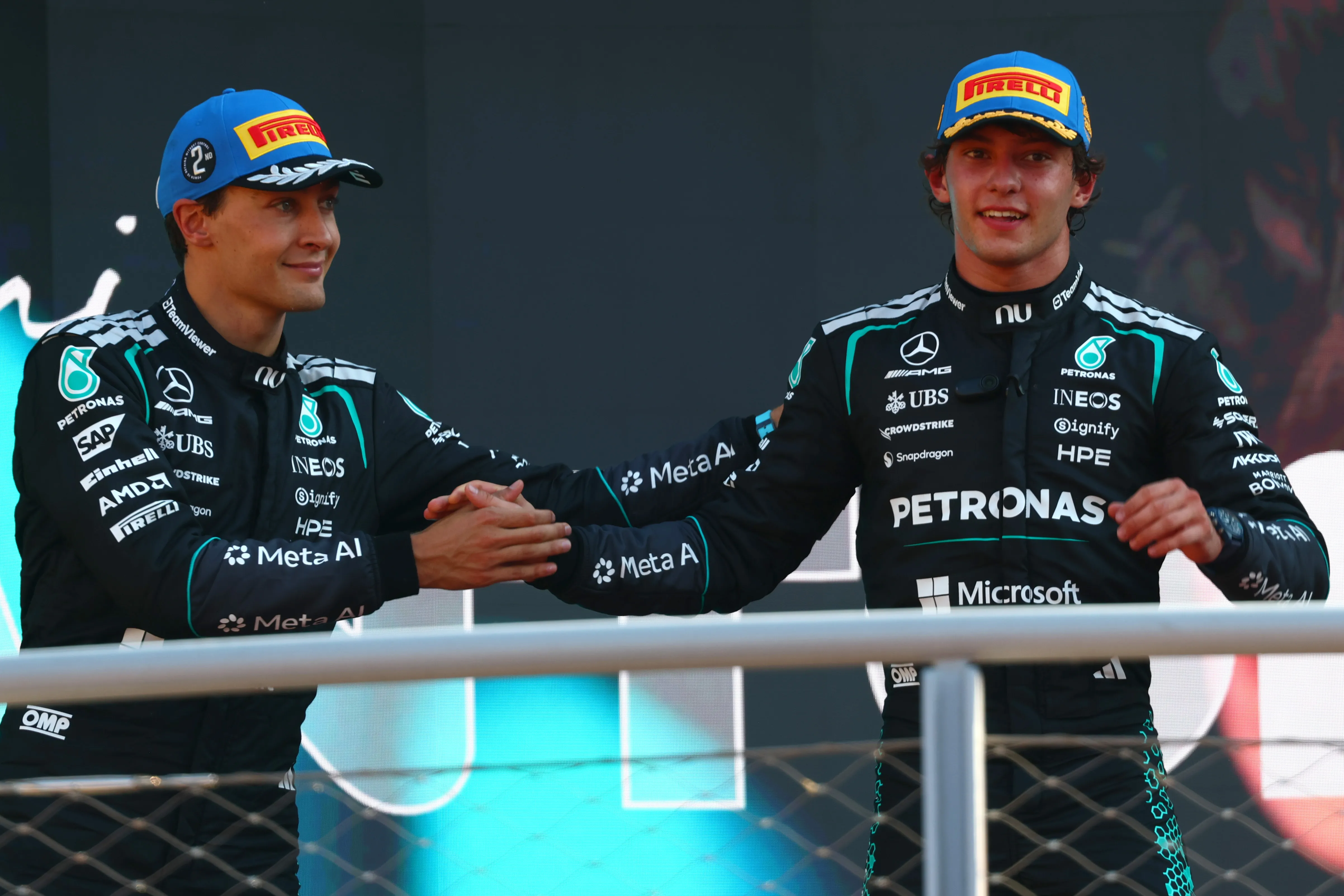 Andrea Kimi Antonelli y George Russell se saludan en el podio de Monza (Getty Images)