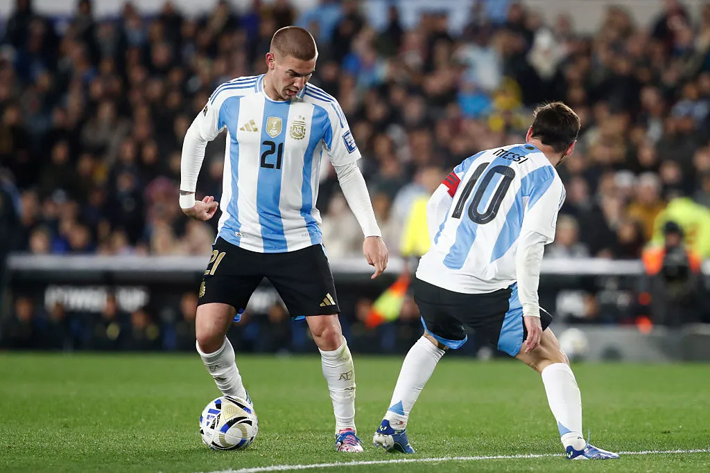 Franco Mastantuono y Lionel Messi, en la Selección Argentina. (Getty Images)
