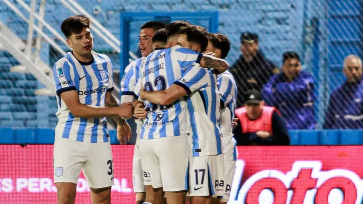 Los futbolistas de Racing ante Estudiantes de Río Cuarto.