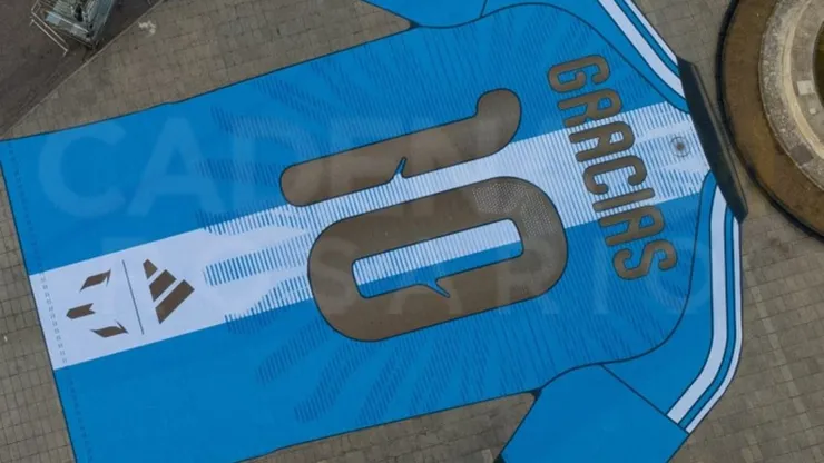 En su tierra natal, Messi fue homenajeado con una camiseta gigante
