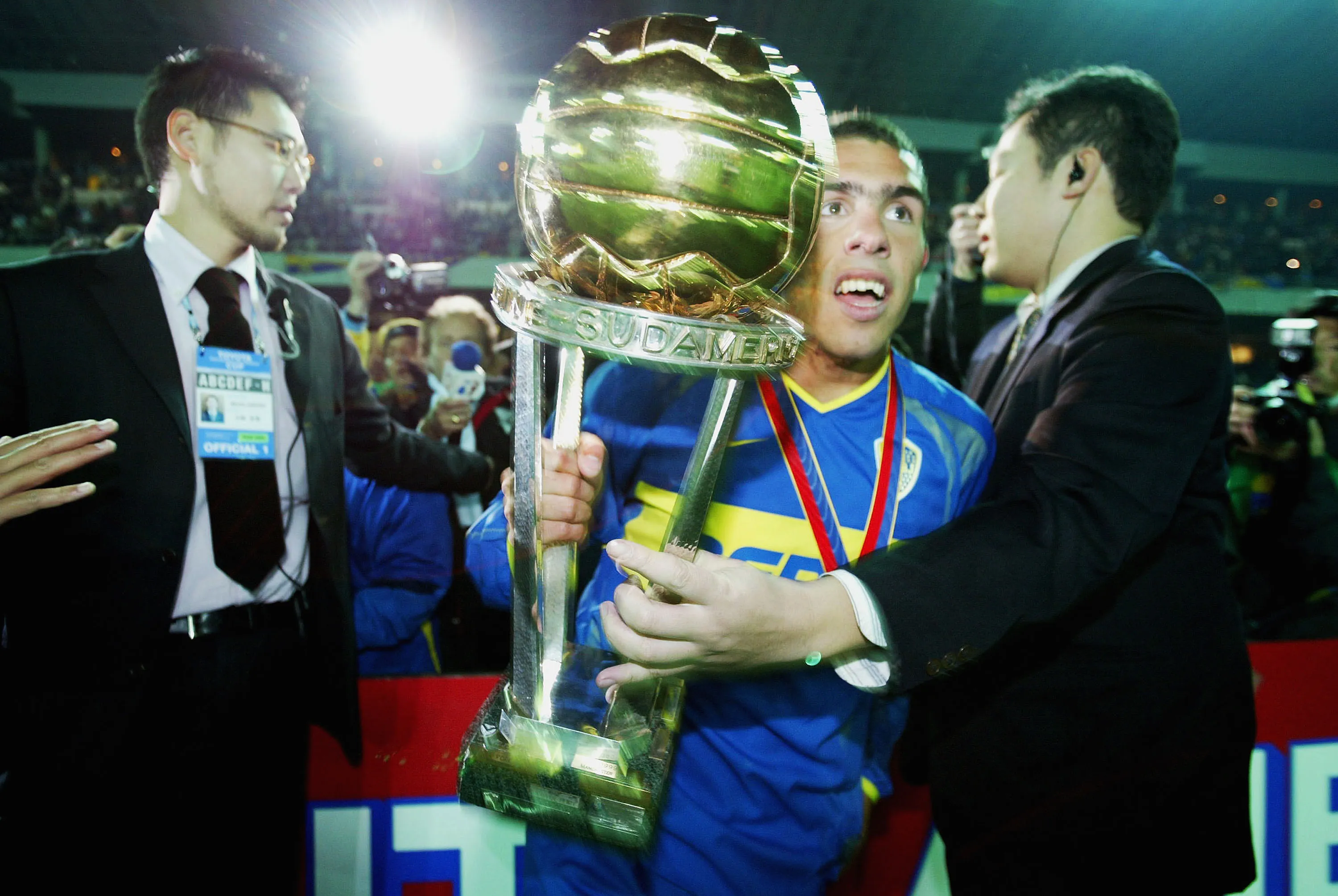 Tevez con la Copa Intercontinental 2003. (Foto: Getty)