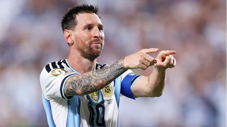 Lionel Messi celebra su triplete ante Argelia.