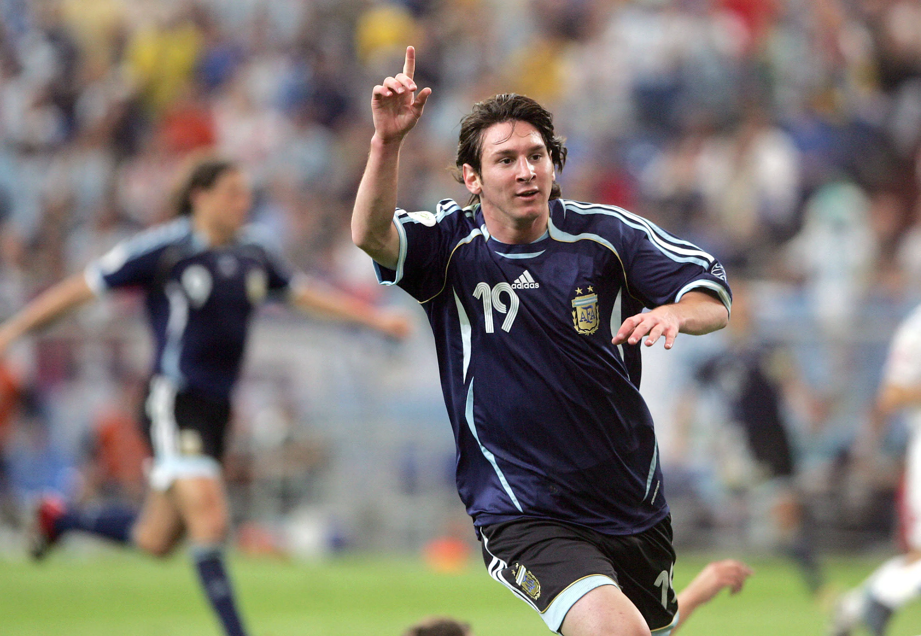 Lionel Messi festeja su gol ante Serbia y Montenegro. (Imago).