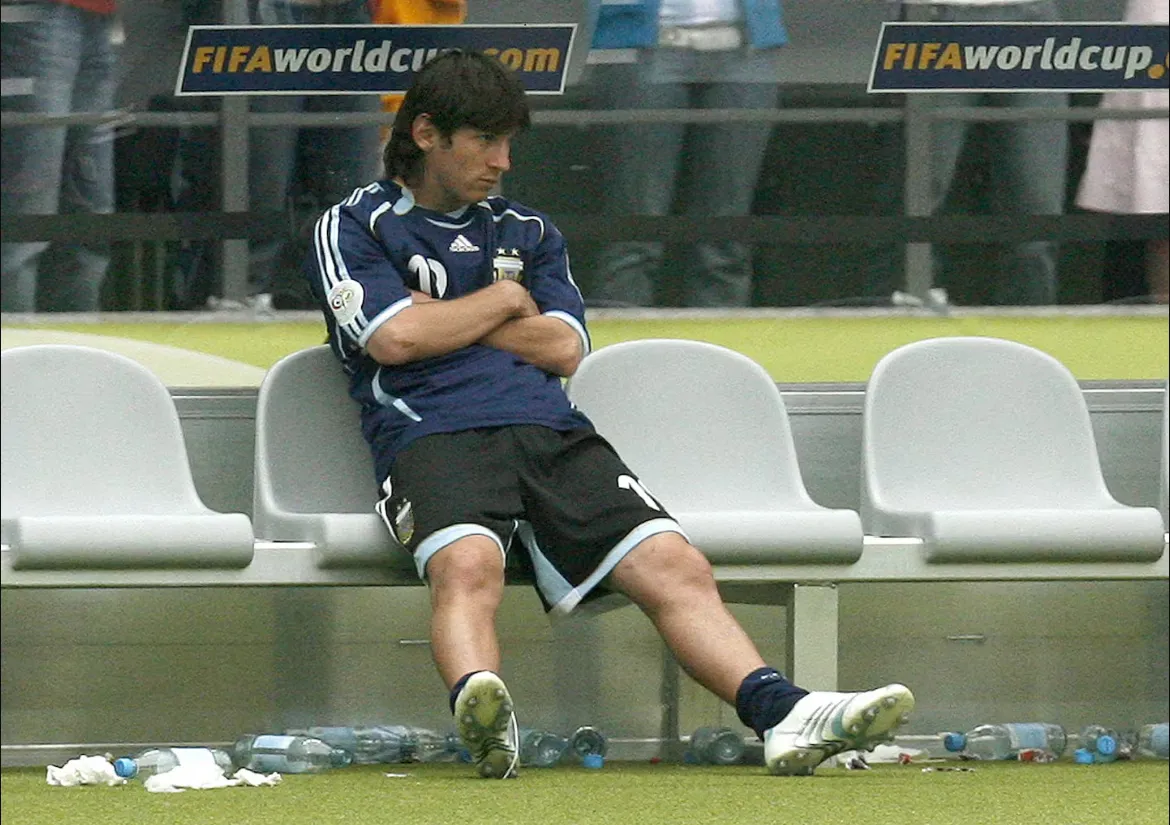 Leo Messi lamenta la eliminación de Argentina en el Mundial 2006. (EFE).