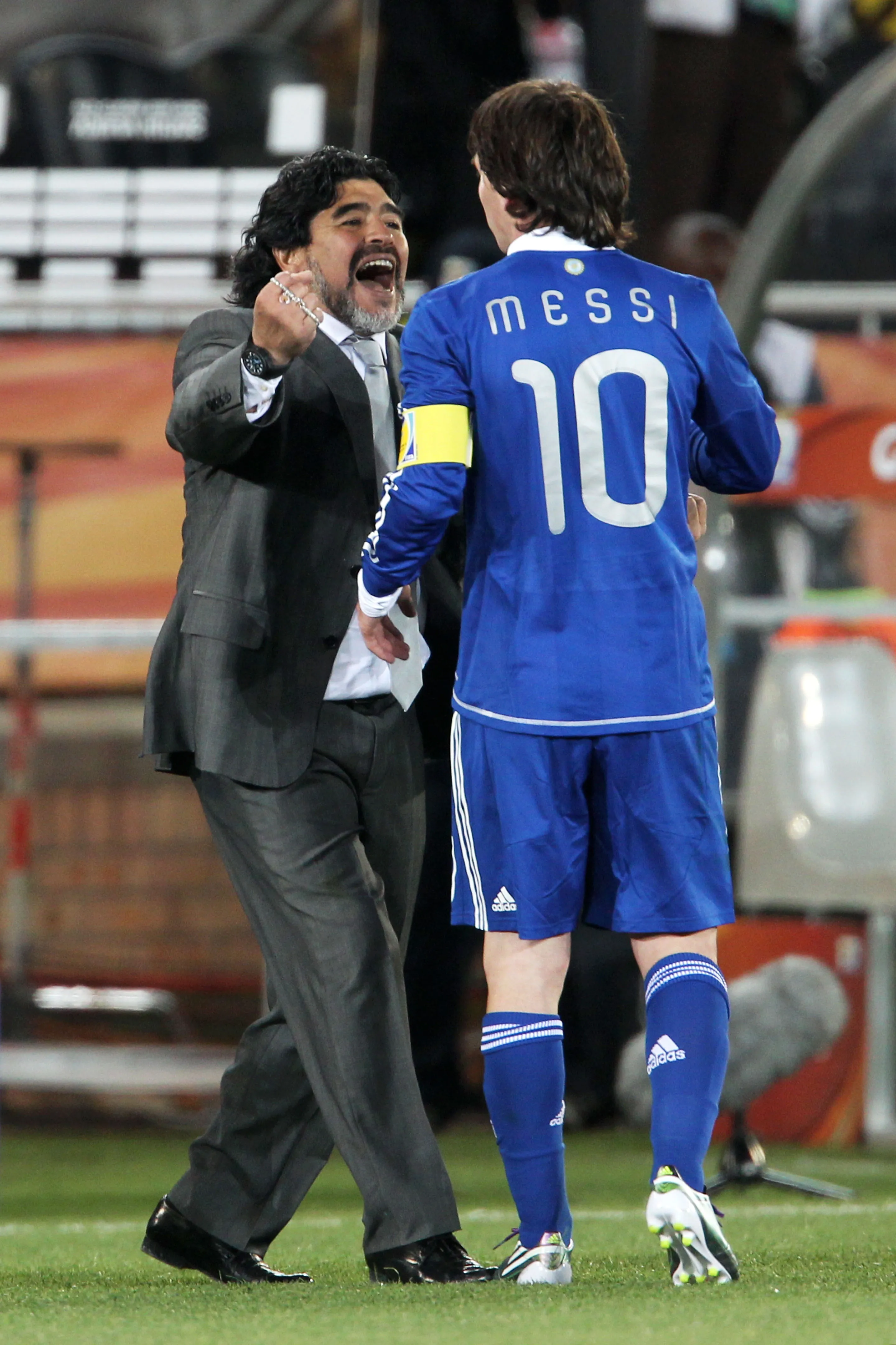 Diego Maradona con Lionel Messi ante Grecia en Sudáfrica 2010. (Getty).