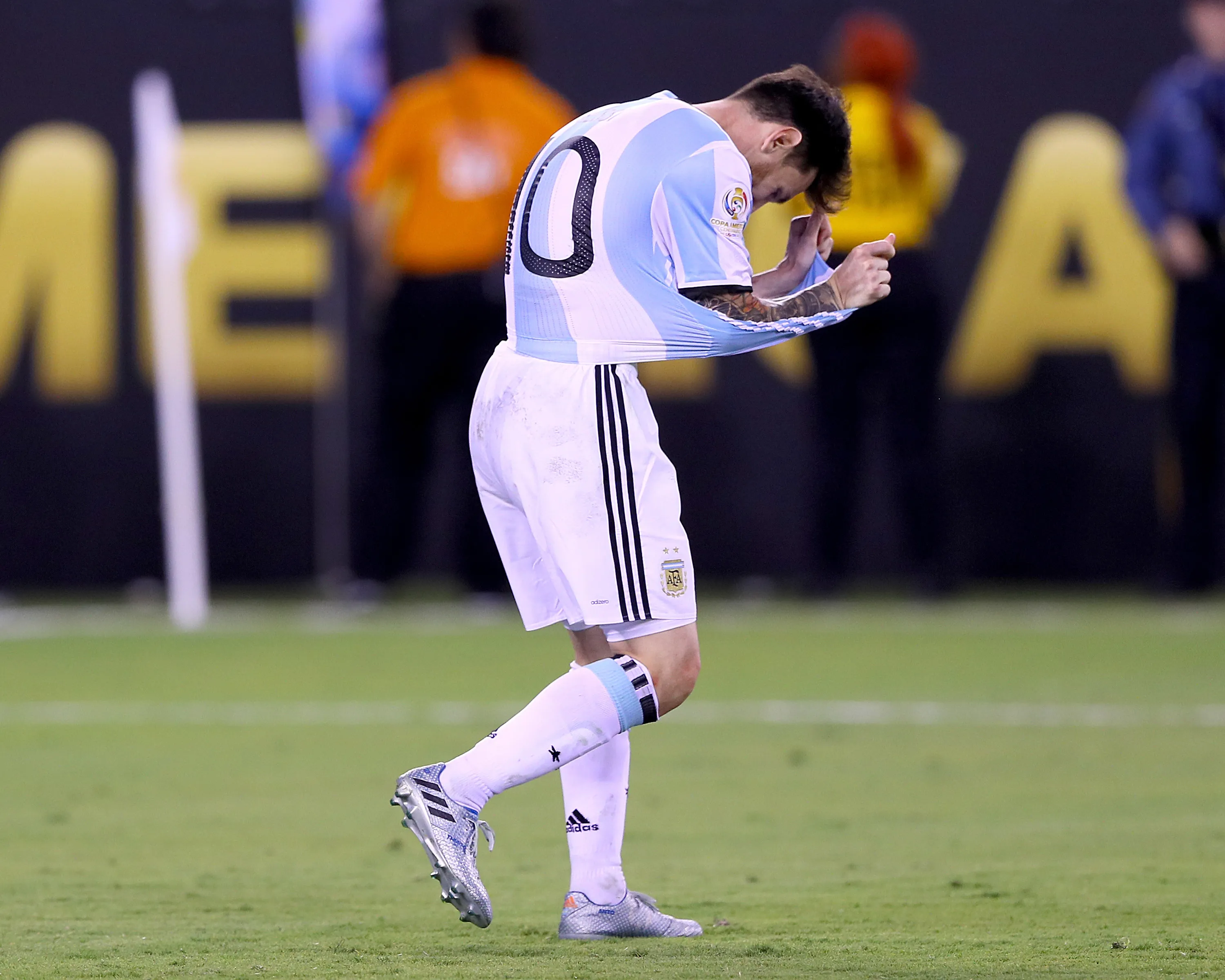 Lionel Messi se lamenta el penal errado ante Chile. (Getty).