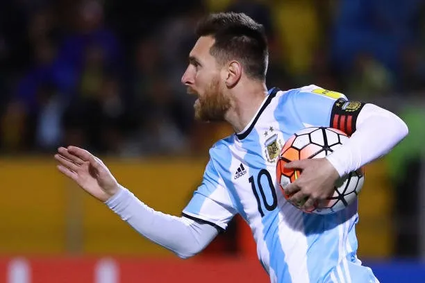 Messi festeja el primero de sus tres goles ante Ecuador. (Getty).