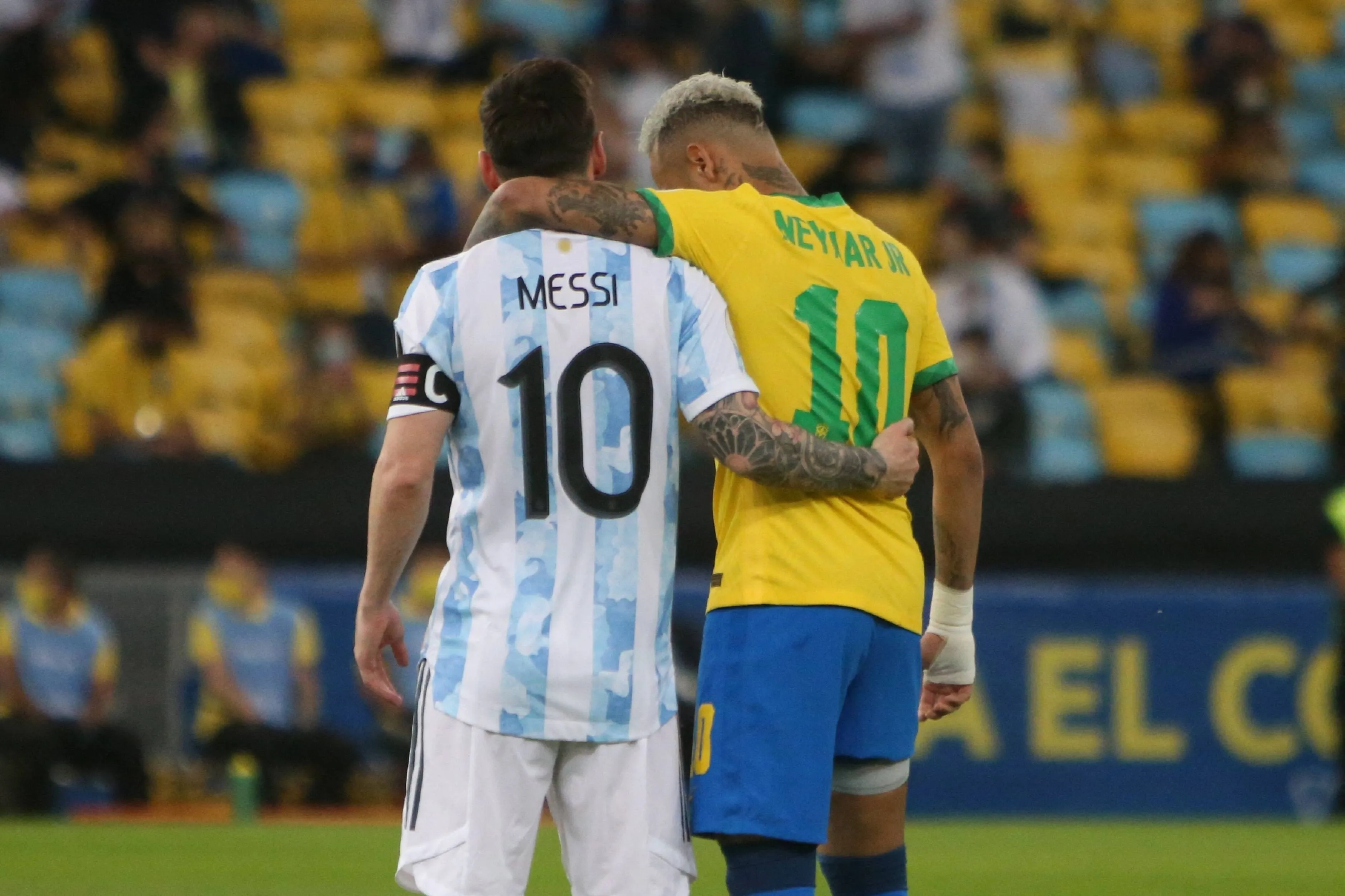 Lionel Messi abraza a Neymar tras ganar la Copa América. (Getty).
