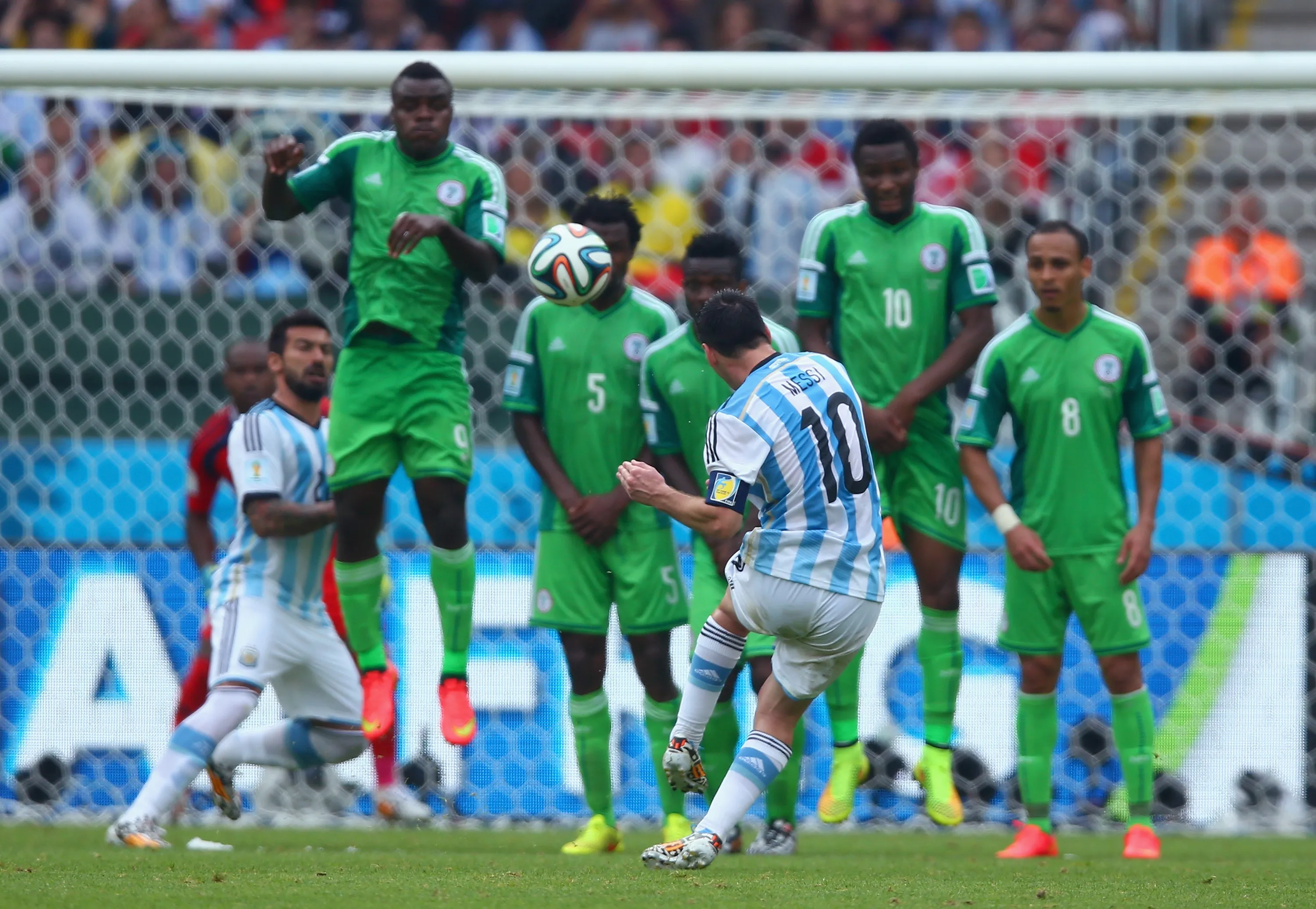 Doblete de Leo ante Nigeria en Porto Alegre. (Foto: Getty).