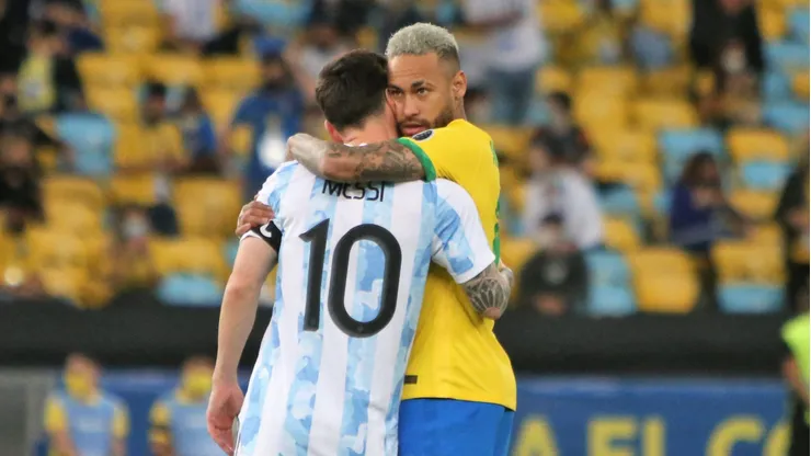 Neymar abraza a Messi en la final de la Copa América 2021.