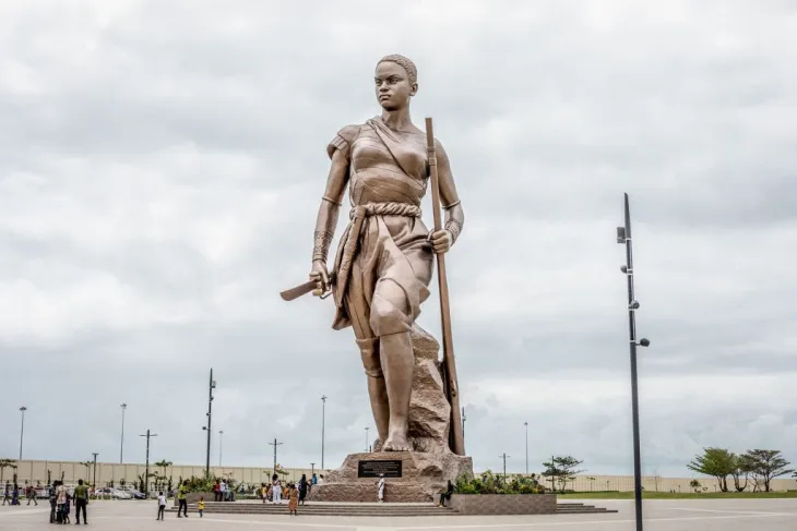 El Monumento a las Amazonas, que honra a las amazonas de Dahomey.