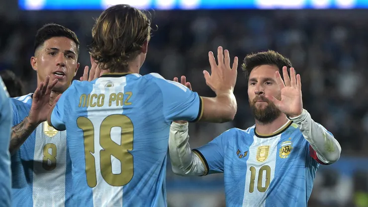 Nico Paz saluda a Messi luego de convertir ante Benín