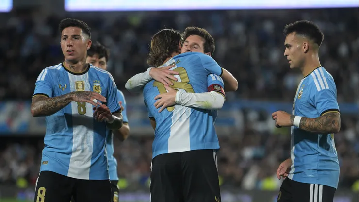 Nico Paz celebra su gol con Lionel Messi.