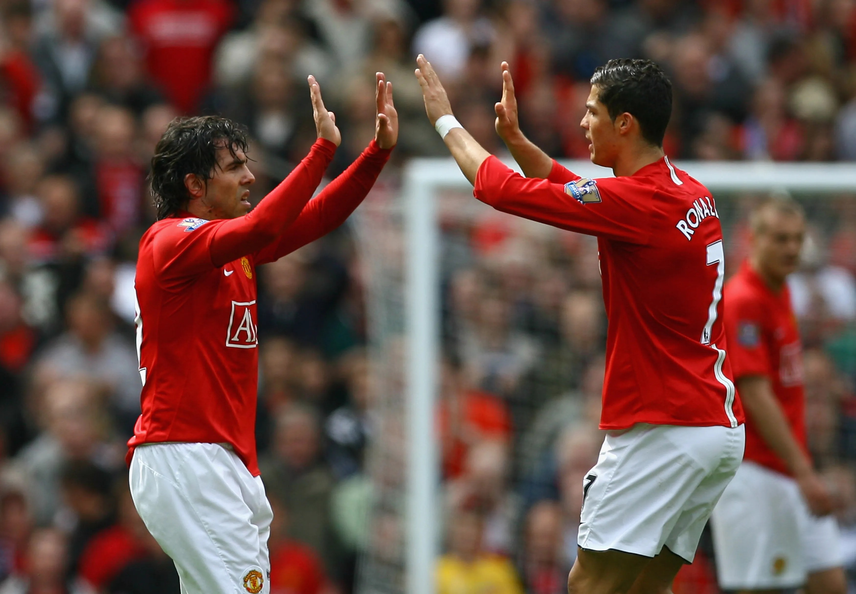 Cristiano Ronaldo saluda a Carlos Tevez luego de convertir para Manchester United (Getty Images)