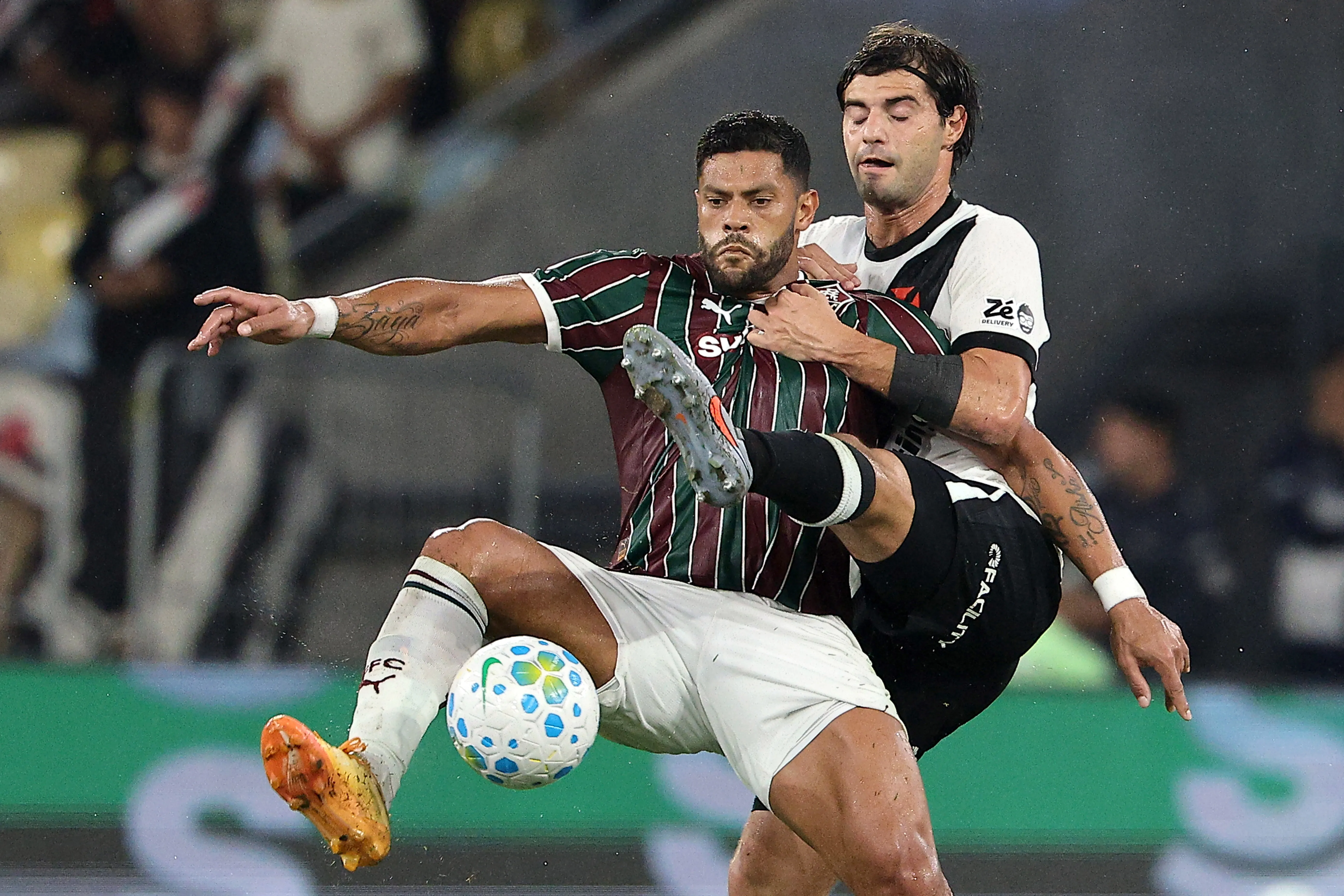 Santiago Sosa ante Hulk en el Brasileirao. (Foto: Getty)