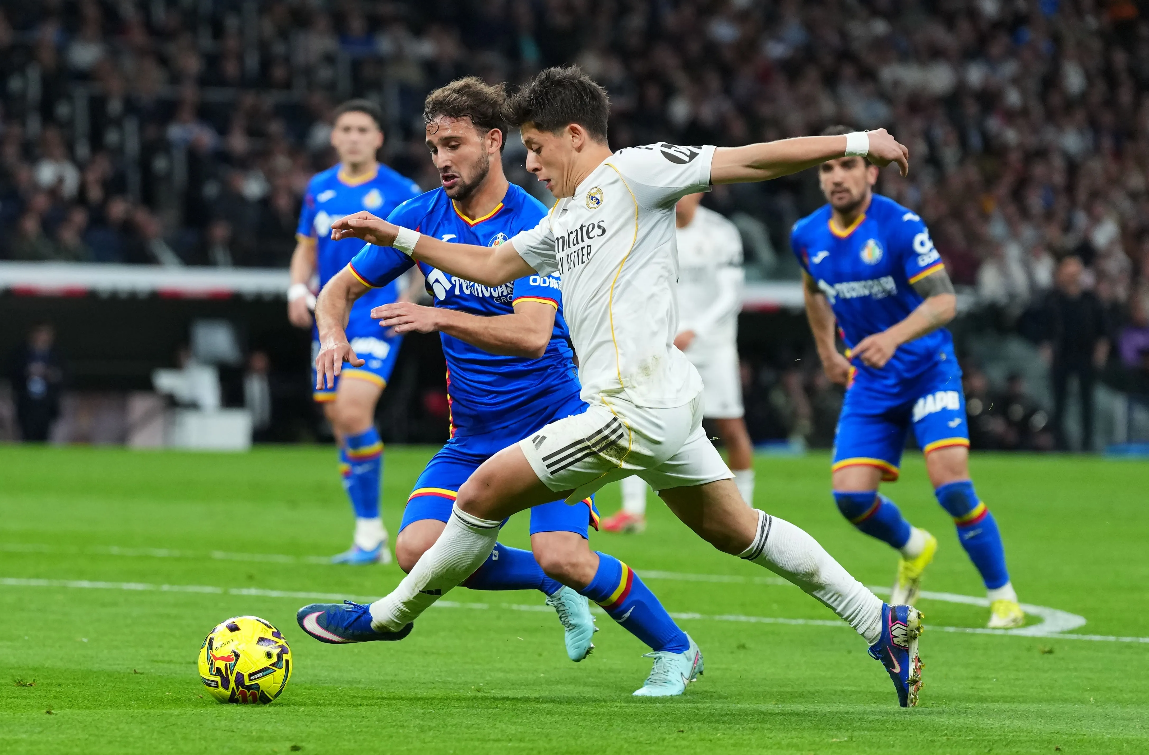 Sebastián Boselli marca a Arda Güller de Real Madrid. (Foto: Getty).