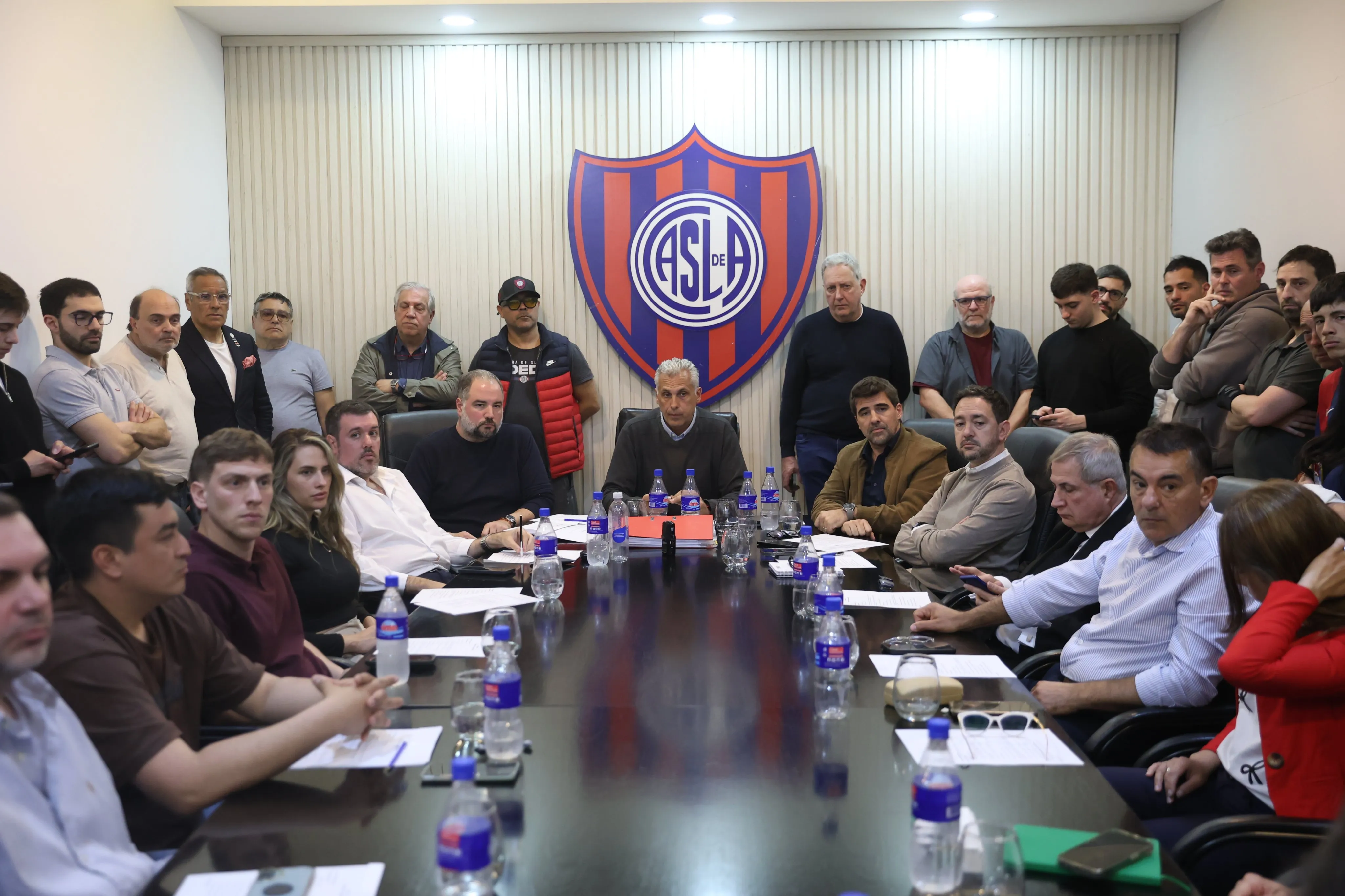 Marcelo Culotta y la Comisión Directiva de San Lorenzo. (@SanLorenzo)