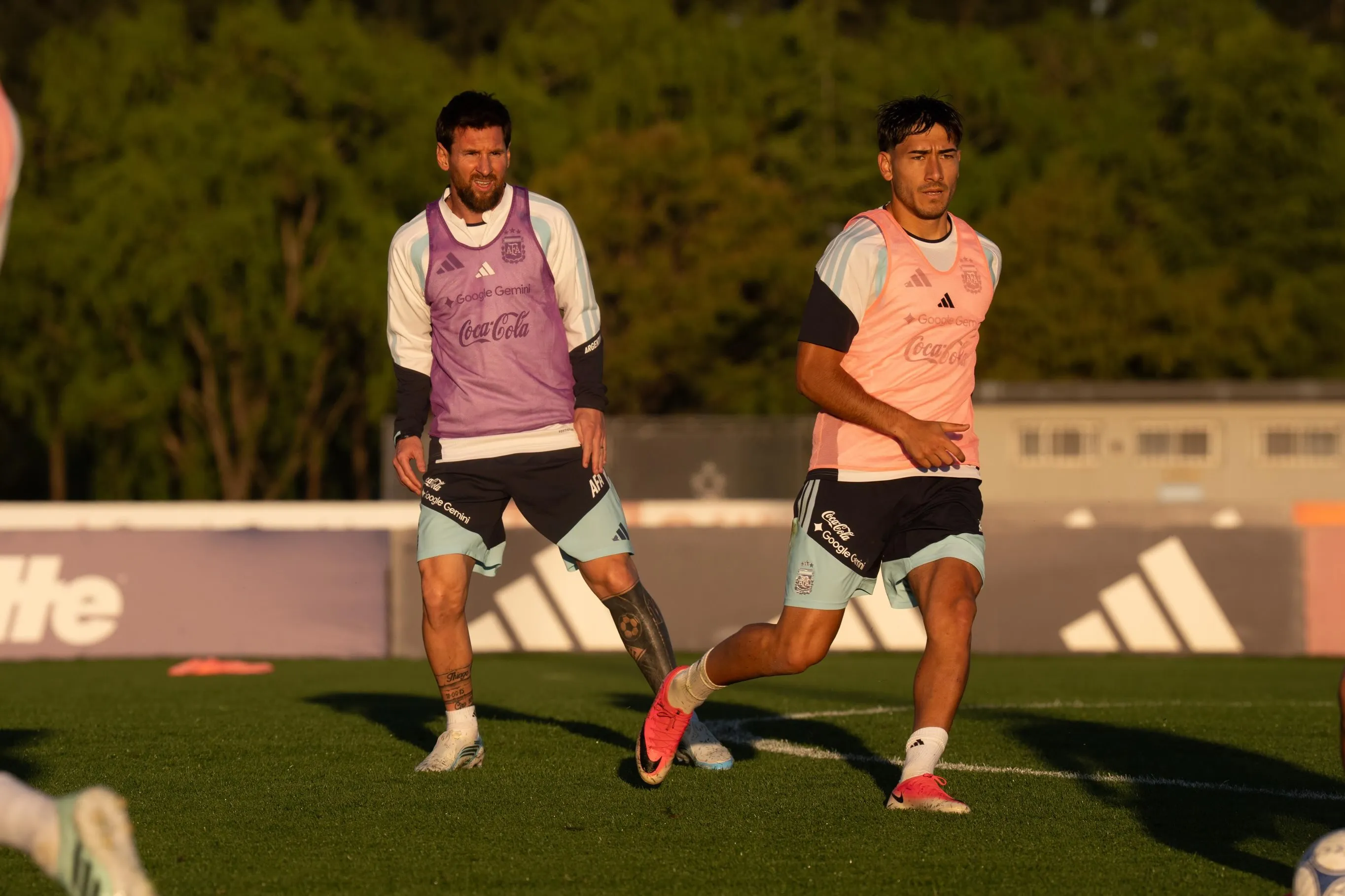 Román Vega y Lionel Messi en la Selección Argentina.