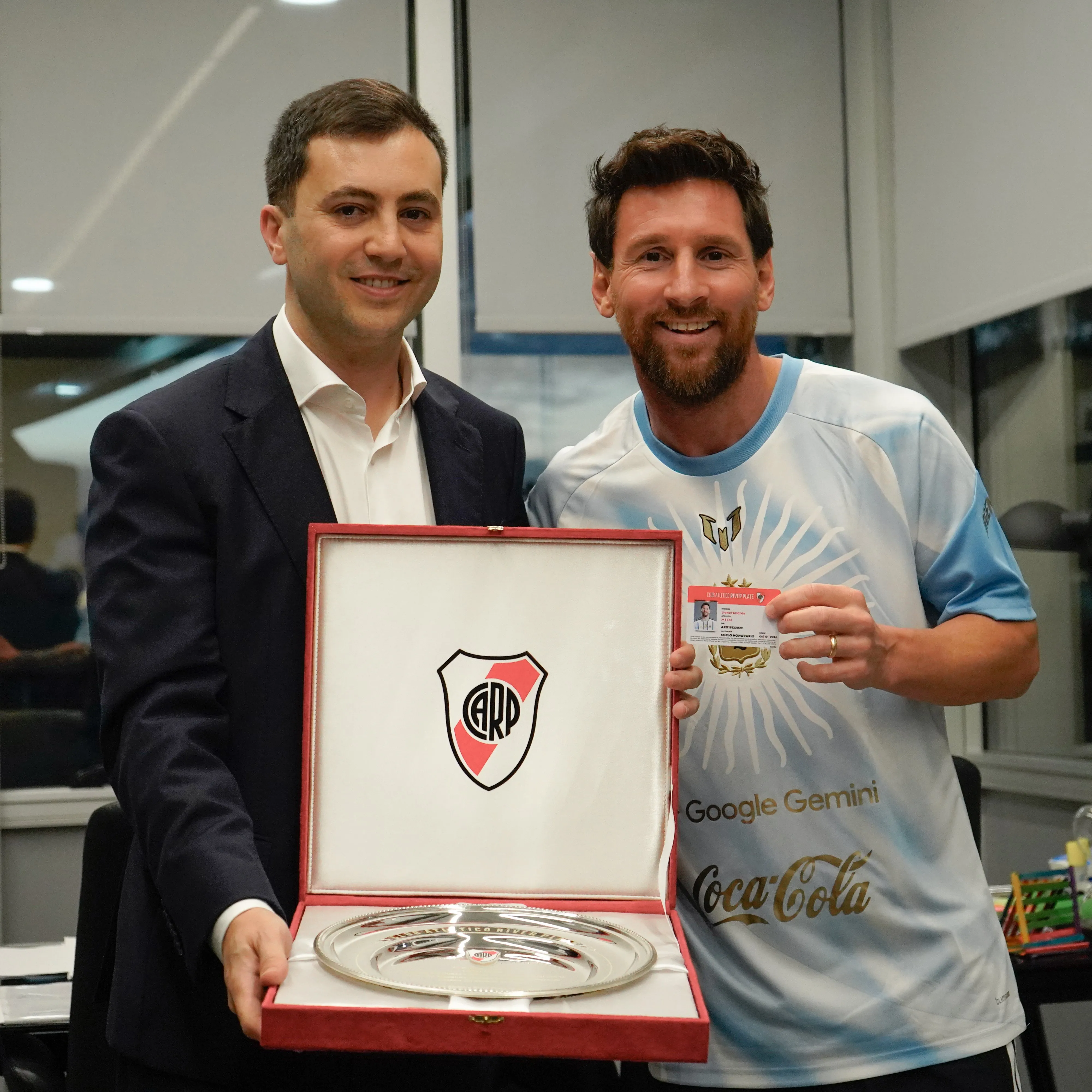 Stefano Di Carlo le entregó una plaqueta y el carnet de socio honorario a Messi. (Foto: Prensa River).