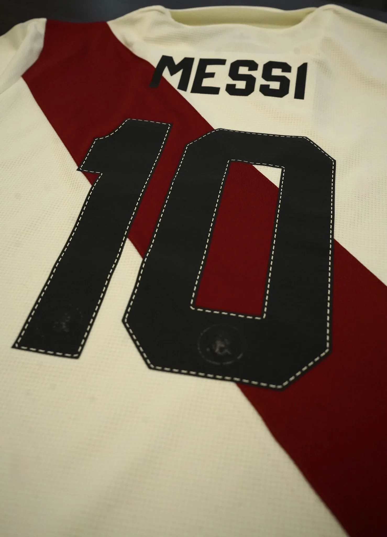 La camiseta que River le regaló a Messi. (Foto: Prensa River).