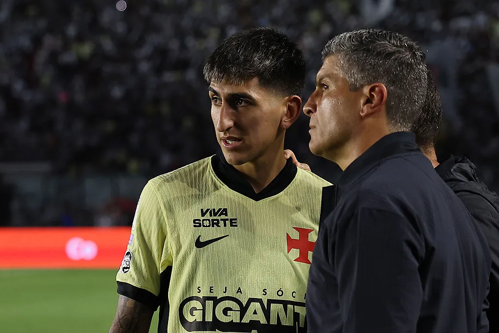 Alan Lescano y su entrenador Pedro Emanuel, de Vasco da Gama. (Getty Images)
