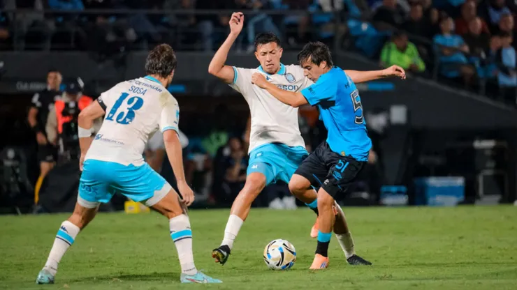 Racing y Belgrano miden fuerzas en Avellaneda.