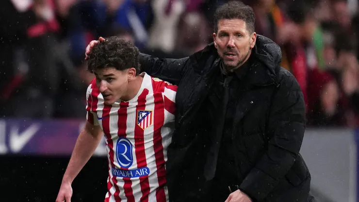 Diego Simeone y Julián Álvarez.