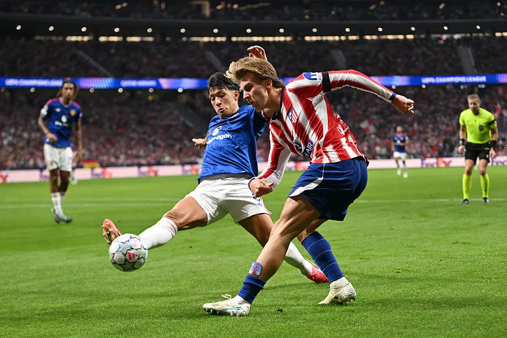 Lisandro Martínez ante Atlético de Madrid. (Foto: Getty)