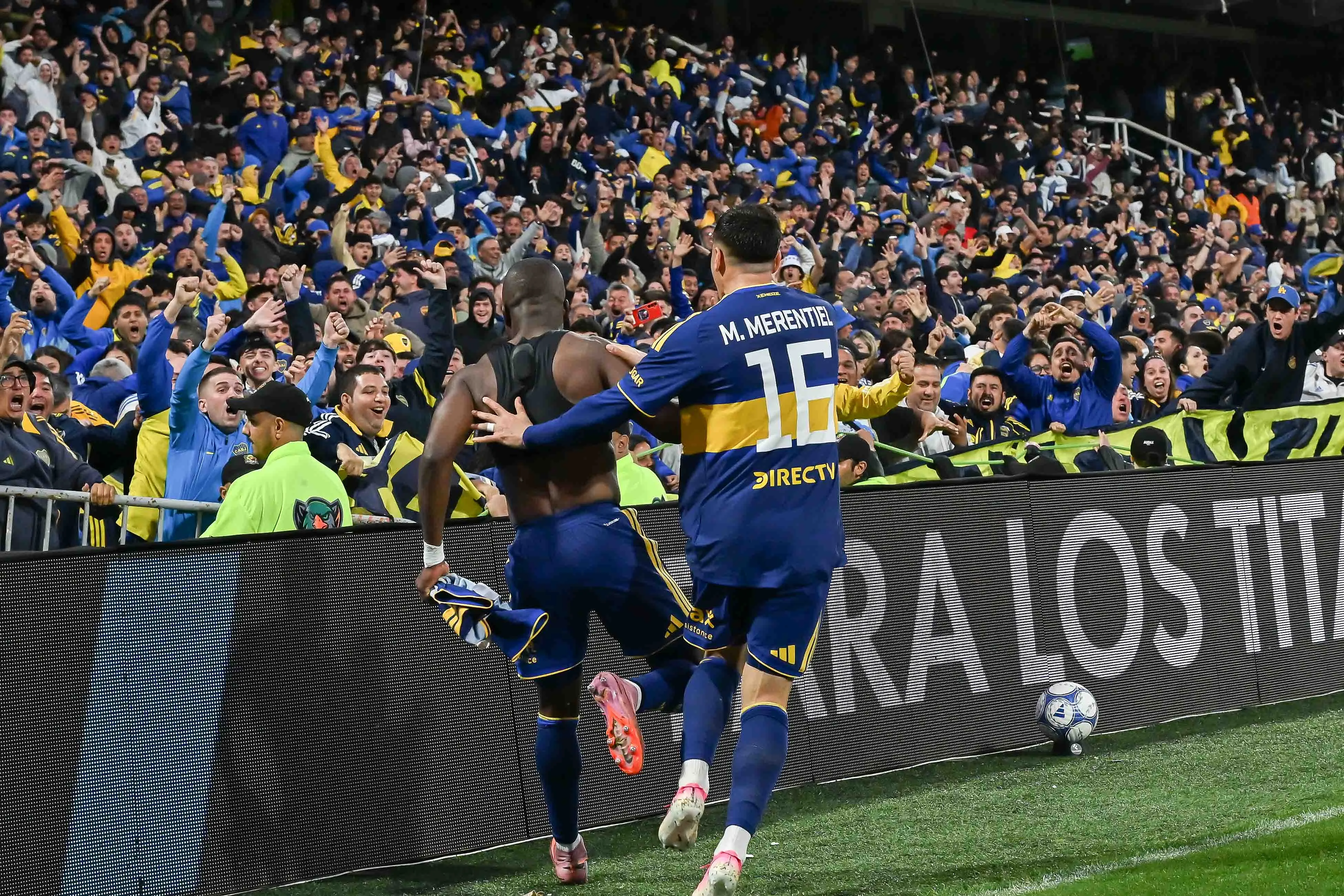 Valencia le ganó la pulseada a Merentiel. (Foto: Getty)