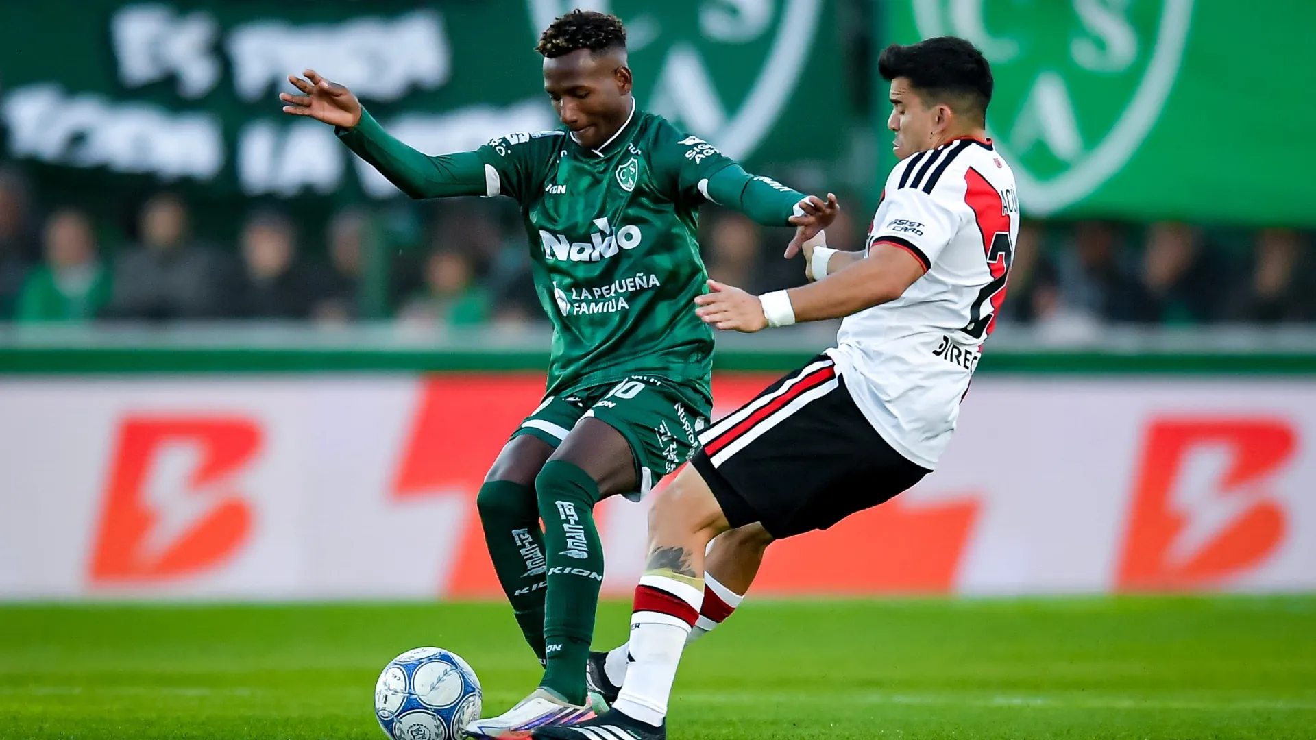 Acuña disputando una pelota. (Foto: Getty)