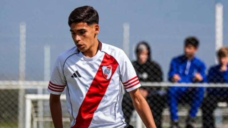 Mateo Amarilla con la camiseta de River.