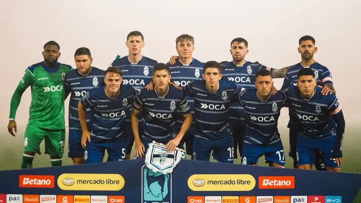 Los futbolistas de Gimnasia y Esgrima de La Plata ante Huracán.
