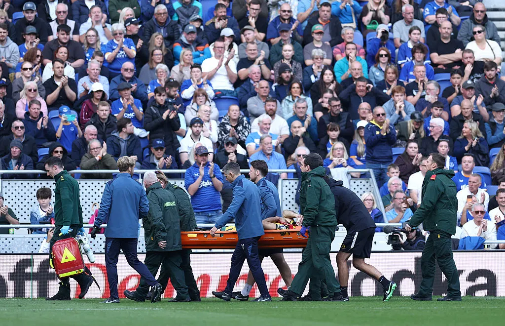 Emiliano Martínez, retirado en camilla en Chelsea – Everton. (Getty Images)