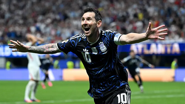 Lionel Messi festeja tras el gol de Lautaro Martínez ante Inglaterra