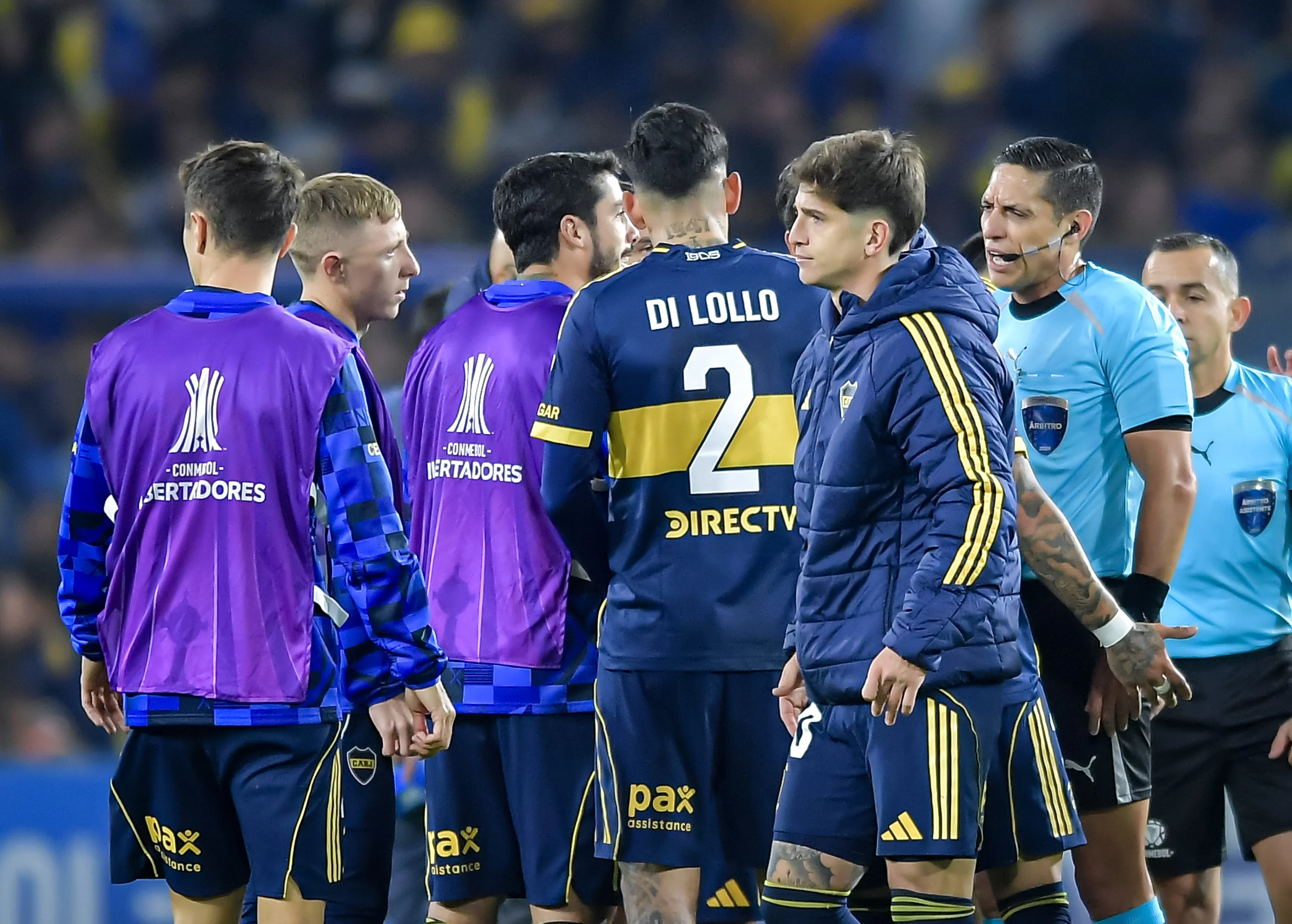 Jesús Valenzuela discutiendo con los jugadores de Boca. (Getty).