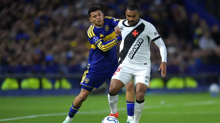 Paulo Henrique, figura de Vasco, marca a Leonel Flores.