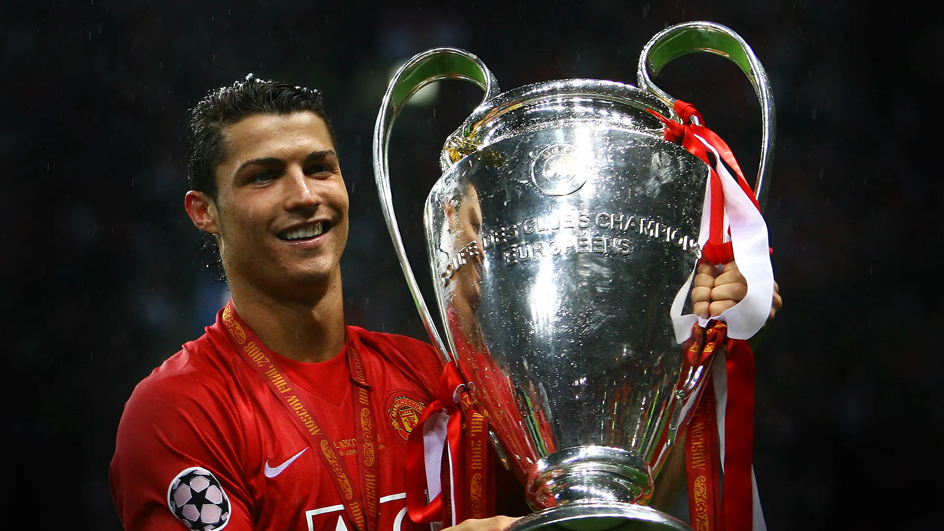 Cristiano Ronaldo con el trofeo de la Champions League (Getty Images)