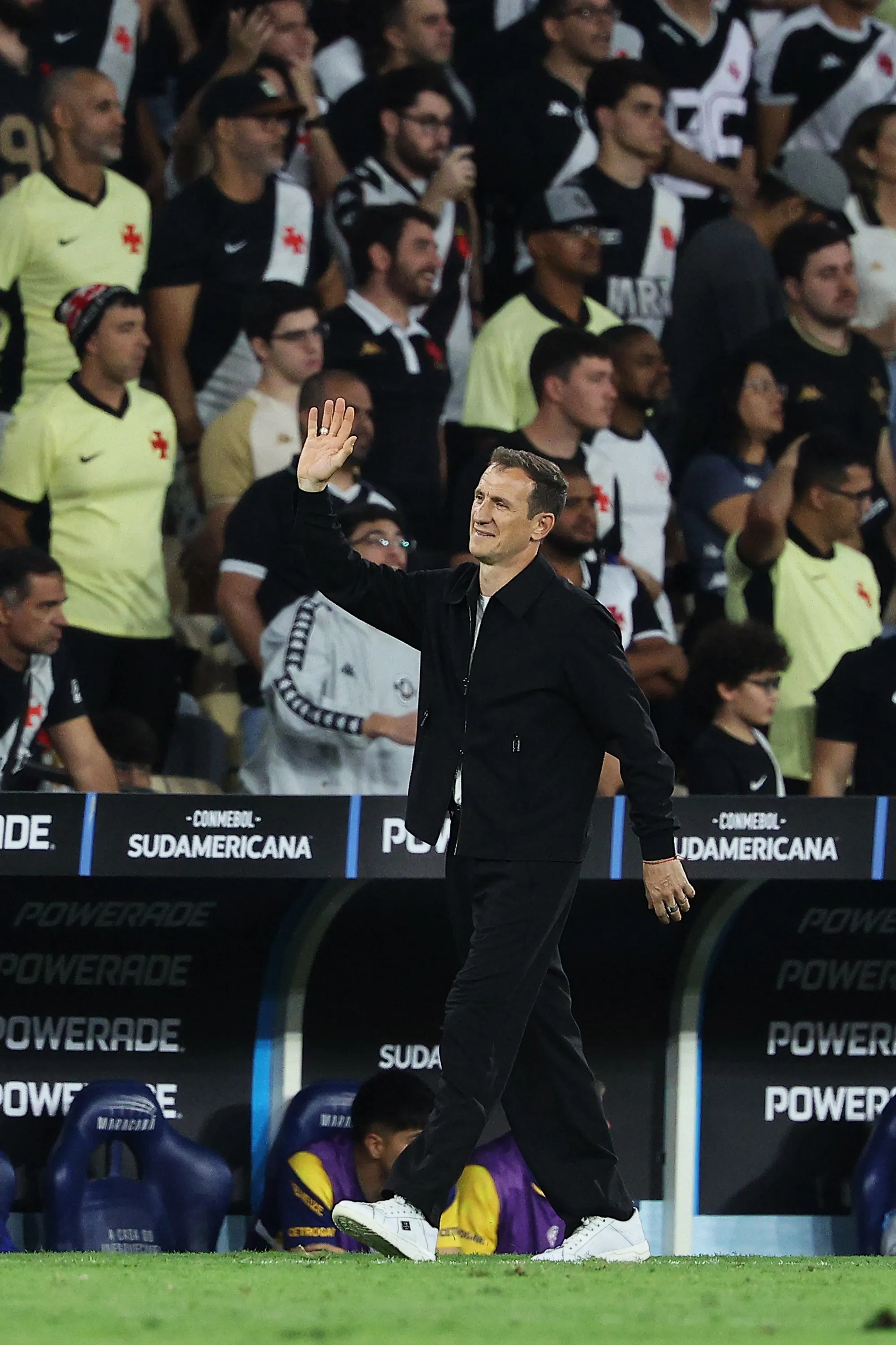 Rodolfo Arruabarrena saluda a la gente de Boca en el Estadio Maracaná (Getty Images)