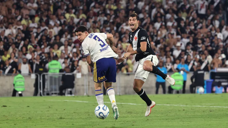 Santiago Sosa ante la marca de Lautaro Blanco.