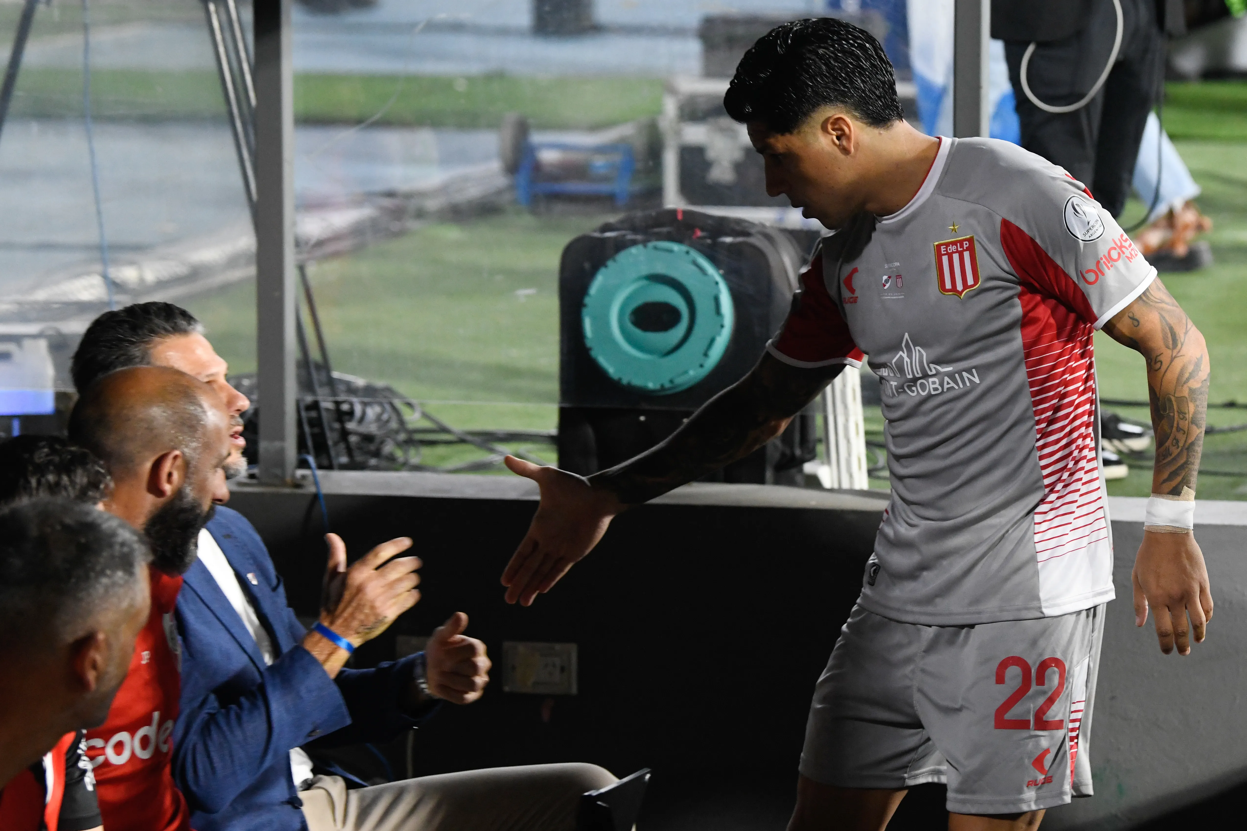 El reencuentro de Enzo Pérez con Demichelis, con el volante ya en Estudiantes. (Foto: Getty)