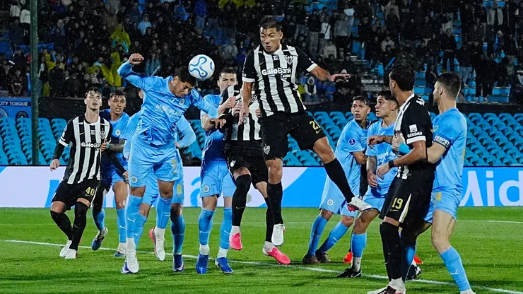 Montevideo City Torque y Atlético Mineiro jugaron bajo la lluvia.