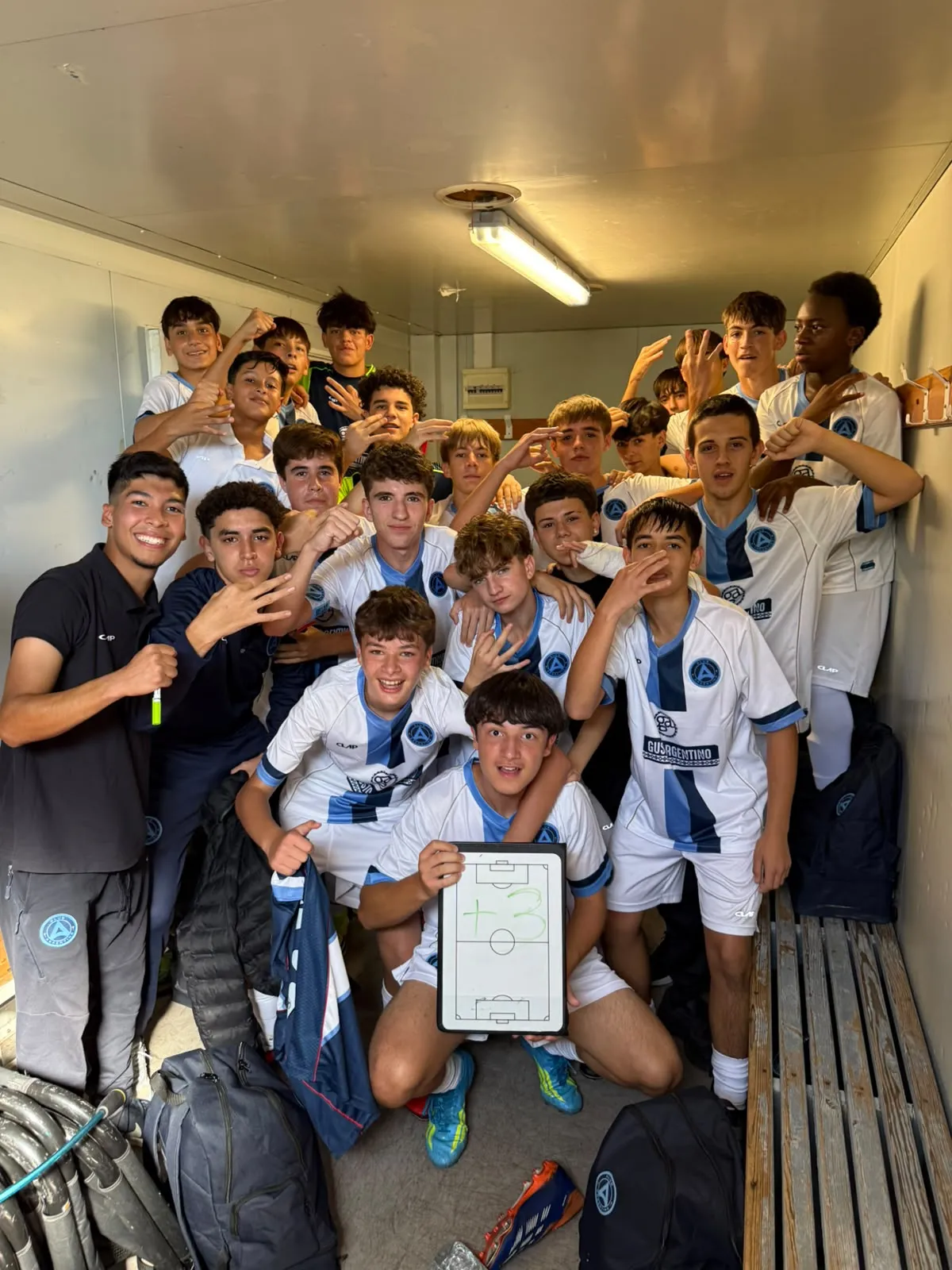 El festejo de los más chicos después de un triunfo con la camiseta del Grandadero. (Foto: Club Argentino)