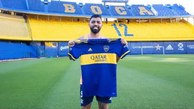Gabriel Barbosa en La Bombonera y con la camiseta de Boca.