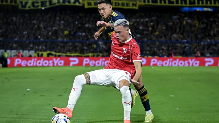 Abaldo pelea con Velasco por la pelota en el último Independiente vs. Boca.