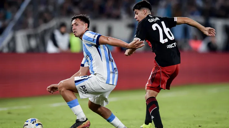Toto Fernández pelea por la pelota con Tomás Galván.